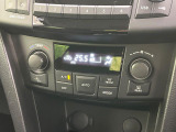 【オートエアコン】一度お好みの温度に設定すれば、車内の温度を検知し風量や温度を自動で調整。暑い&hellip;寒い&hellip;と何度もスイッチ操作をする必要はありません。快適な車内空間には必須の機能ですね♪