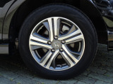 205/60R16サイズタイヤはきれいなデザインの純正アルミホイールに装着されています
