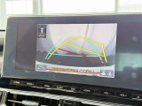 【バックガイドモニター】車両後方の映像をナビ画面に表示し、駐車などの後退操作をサポートします。