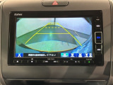 リバースギアに入れるだけで後方の表示へ切り替わります。夜間や雨の日の駐車も楽になりますよ。