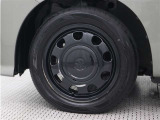純正アルミホイールは精度が高く、走行の安定性が優れています。タイヤサイズ155/65R14