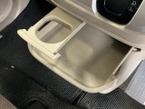 収納タイプのトレイとカップホルダーは便利に使えます