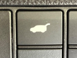 【パワーバックドア】スマートキーや運転席のボタンを押すだけでリアゲートが自動で開閉します!荷物を持っている時や、高い位置にあるバックドアを閉める際に便利な機能です♪
