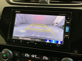 リバースギアに入れるだけで後方の表示へ切り替わります。夜間や雨の日の駐車も楽になりますよ。