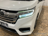 LEDヘッドライトで夜間の視認性も高く、シャープな輝き、先進の安心感。安全とスタイルの調和を生み出します。