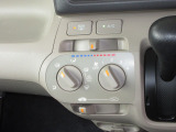 手の届きやすい所で簡単操作のダイヤル式空調コントロールパネル。運転席・助手席で温度調整が出来るオートエアコン付きでオールシーズン快適にドライブできます。快適空間で楽しいお出かけ、何処に行きましょう!