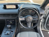 運転しやすい環境誰もが安心して運転に集中できるコクピットや、ドライバーの視界を広げる安全技術。人間中心の考え方のもと、磨き上げられたシンプルな情報レイアウトが乗る人の安心を支えます。