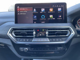 【アップルカープレイ】iPhoneがBMW車両とワイヤレスで接続されます。Apple CarPlayでは、オーディオストリーミングやメッセージングアプリがディスプレイに表示されます。