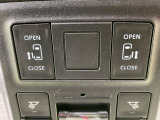 【両側スライドドア】駐車場で隣の車との間隔が狭く乗りにくい時、スライドドアなら安心!ドアオープン時も幅を取らず、開口部が広いので乗り降りがとっても簡単です。大きな荷物の出し入れも後席から可能♪