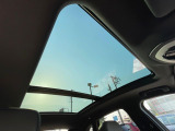 ●サンルーフ:開放感たっぷりの希少装備、サンルーフが装着されています!車内に明かりを取り入れたり景色を楽しむ以外にも、車内の空気も簡単に換気できて快適です!