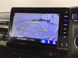 リバースギアに入れるだけで後方の表示へ切り替わります。夜間や雨の日の駐車も楽になりますよ。