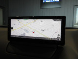 マツダコネクトの8.8インチワイドセンターディスプレイです。『Android Auto』『Apple CarPlay』や独自のコネクテッドサービスに対応したインターフェイスシステムです。