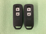 スマートキーを装備しています。鍵を差し込むことなくドアロックの開け閉めと、スタートボタン操作でのエンジンスタートができます。スペアキーも同じものを用意しております。