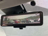 スマートルームミラー 後席に人が乗ってるときルームミラーが見えにくかったり、雨の日や夜間など後方確認がしにくいときにカメラオンで後方視界すっきり。 オフにすれば通常のミラーとしても使えます。