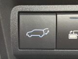 【パワーバックドア】スマートキーや運転席のボタンを押すだけでリアゲートが自動で開閉します!荷物を持っている時や、高い位置にあるバックドアを閉める際に便利な機能です♪