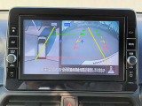 アラウンドビューモニター、まるで上空から見下ろししているかの映像がナビ画面で確認でき、安心して駐車をサポートすることができます。