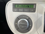 【オートエアコン】一度お好みの温度に設定すれば、車内の温度を検知し風量や温度を自動で調整。暑い&hellip;寒い&hellip;と何度もスイッチ操作をする必要はありません。快適な車内空間には必須の機能ですね♪