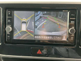 アラウンドビューモニターは4方のカメラで真上から車を見たようにモニターで確認ができる日産の自慢の装備です。前後センサーにより移動物検知、障害物検知をして画面に表示。是非実際の車で体感してみてください。