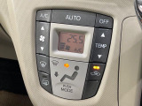 【オートエアコン】一度お好みの温度に設定すれば、車内の温度を検知し風量や温度を自動で調整。暑い&hellip;寒い&hellip;と何度もスイッチ操作をする必要はありません。快適な車内空間には必須の機能ですね♪
