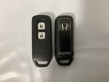 スマートキーを装備しています。鍵を差し込むことなくドアロックの開け閉めと、スタートボタン操作でのエンジンスタートができます。スペアキーも同じものを用意しております。