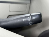 【オートライト】車外の明るさに応じて、自動的にライトの点灯・消灯を行います。