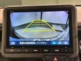 リバースギアに入れるだけで後方の表示へ切り替わります。夜間や雨の日の駐車も楽になりますよ。