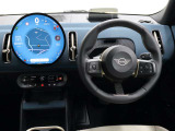 運転に必要な情報はヘッドアップディスプレイ、中央ディスプレイからタッチパネルで操作します。