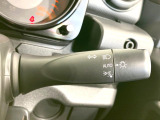 【オートライト】周りの明るさに応じて自動でヘッドライトの点灯・消灯ができる機能です!ライトの付け忘れ・消し忘れなどが無くなり、雨の日や夕方の走行も安心!トンネル通過時も便利ですね♪