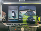 上から見下ろしているような視点で周囲が確認できるアラウンドビューモニターです。上から見下らしているような映像によって縦列駐車もラクラク、駐車が苦手な人の強い味方です!