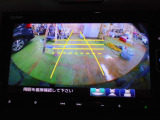 バックカメラの画像です。ガイドラインがスムースな車庫入れをサポートいたします。車庫入れの安心感がアップしますね。