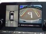 【アラウンドビューモニター&バックモニター】クルマを真上から見下ろしているかのような映像が表示され、周囲の状況がひと目で把握できるので、安心してスマートに駐車できます。駐車が苦手な方にオススメです!