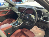 カーブドディスプレイ:メーターパネルからナビ画面を一枚の曲面のディスプレイにする事で、人間工学に基づいたタッチコントールが可能、コックピットのスイッチ類を極力減らし、よりシンプルなインテリアデザインに