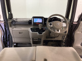【前方視界】開放的な前方視界!運転がしやすく疲れにくいです♪窓が大きく、見通しがとっても良いおクルマですよ♪