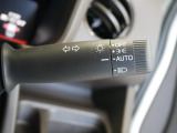 【オートライト】車外の明るさに応じて、自動的にライトの点灯・消灯をしてくれます。トンネルが続くような道でも、スイッチを操作する必要がありません。消し忘れの心配もありません。