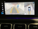 【全方位型モニター】クルマを上空から見下ろしているかのように、直感的に周囲の状況を把握できる全方位型モニター。狭い場所での駐車でも周囲が映像で確認できます。