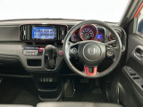 【前方視界】開放的な前方視界!運転がしやすく疲れにくいです♪窓が大きく、見通しがとっても良いおクルマですよ♪