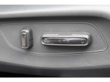 本革シートを採用し、運転席は8ウェイ、助手席は4ウェイのパワーシートを装備しています。シートの前後位置や角度、高さを電動で細かく調整でき、好みに合わせた快適なドライビングポジションを実現します。
