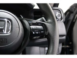 Hondaセンシングの機能のひとつ、アダプティブクルーズコントロール付!アクセルから足を離しても設定したスピードと前車との車間を保ち走行してくれます!車線維持もアシスト☆高速道路で疲労軽減ですね☆