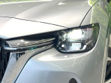 【LEDヘッドライト】悪天候や夜間走行時も良好な視界を確保し安心して運転できる高輝度LEDヘッドライトを装備!点灯速度が早く、消費電力も抑えられています。