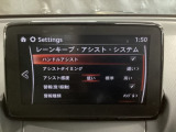ハンドル操作をアシストすることにより車線からの逸脱回避を支援します。