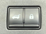 【パワーバックドア】スマートキーや運転席のボタンを押すだけでリアゲートが自動で開閉します!荷物を持っている時や、高い位置にあるバックドアを閉める際に便利な機能です♪