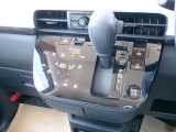 操作しやすいシフトレバーとタッチ式エアコンパネルで運転も楽々です。
