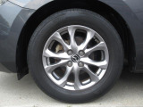 標準装備の純正15インチアルミホイール。タイヤサイズは185/65R15です。