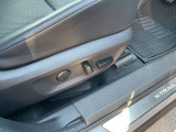 運転席・助手席パワーシート付いております。パーソナルドライビングポジションメモリーシステムも付いておりますので、一度ポジションを設定するだけで大丈夫です。