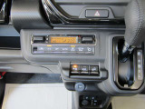 エアコン周りの画像です。フルオートエアコンを搭載した車両です。温度のみの設定で風量やモード切替を自動で行います。