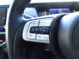 ■ステアリングリモコン付き。ハンドルから手を離さずにオーディオ操作ができるので、運転中も視線を外さず安心です。