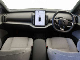 ドライバー・ディスプレイとセンターディスプレイを、12.3インチのタブレットに集約しました。運転操作に必要な情報とよく使う機能のコントロールボタンを、同一画面内にわかりやすく表示させることができます。