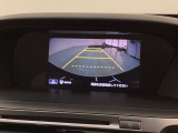 リバースギアに入れるだけで後方の表示へ切り替わります。夜間や雨の日の駐車も楽になりますよ。