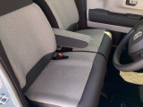 フロントシートです!!ベンチシートなので座席の移動もスムーズに出来ます!!足元も広く運転も楽ですよ!!