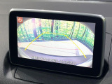 【バックカメラ】駐車時に後方がリアルタイム映像で確認できます。大型商業施設や立体駐車場での駐車時や、夜間のバック時に大活躍!運転スキルに関わらず、今や必須となった装備のひとつです!